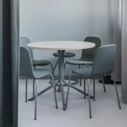 Bord Atlas 1133 Ø800x720mm, Hvidpigmenteret eg med gråt understel