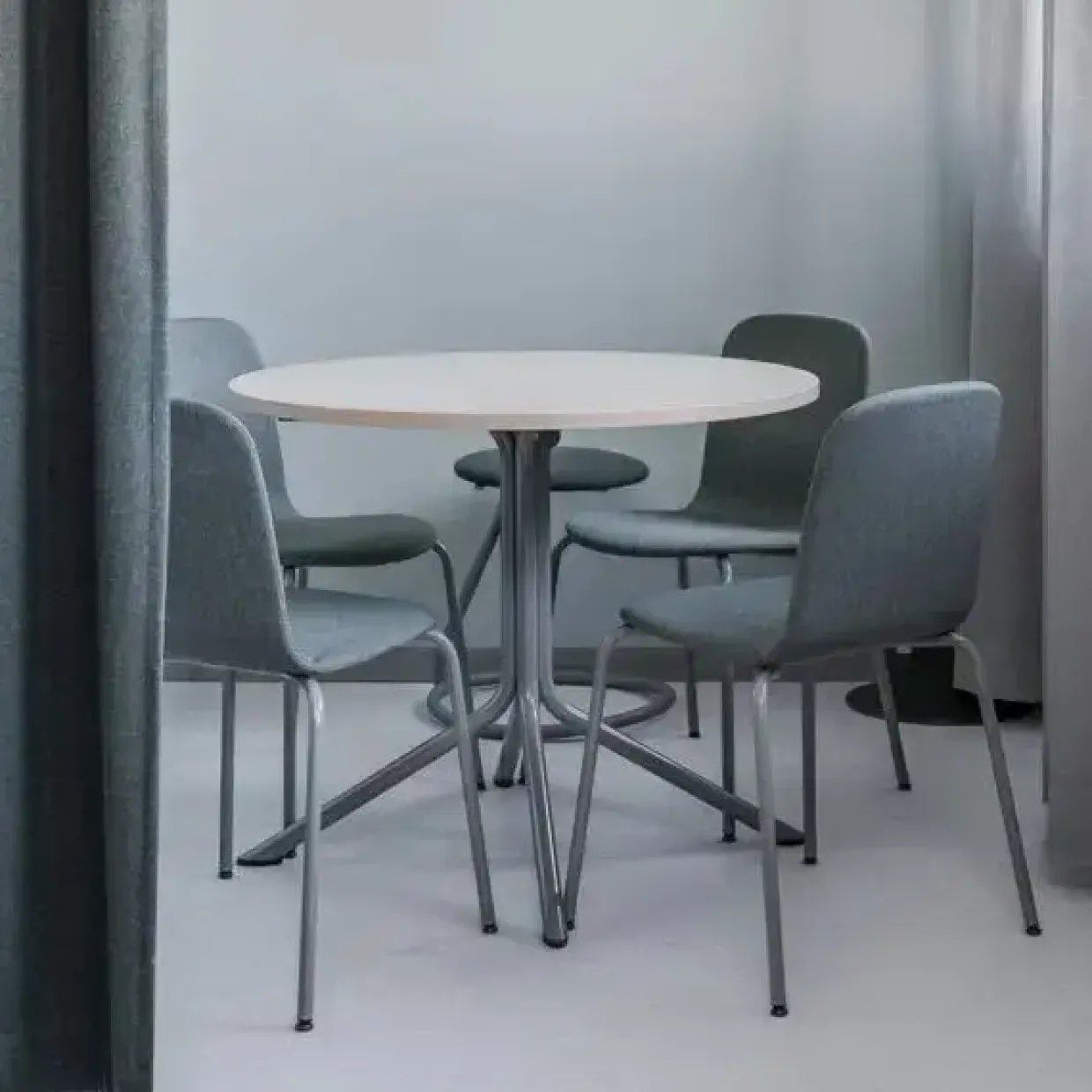 Bord Atlas 1133 Ø900x720mm, Hvidpigmenteret eg med gråt understel