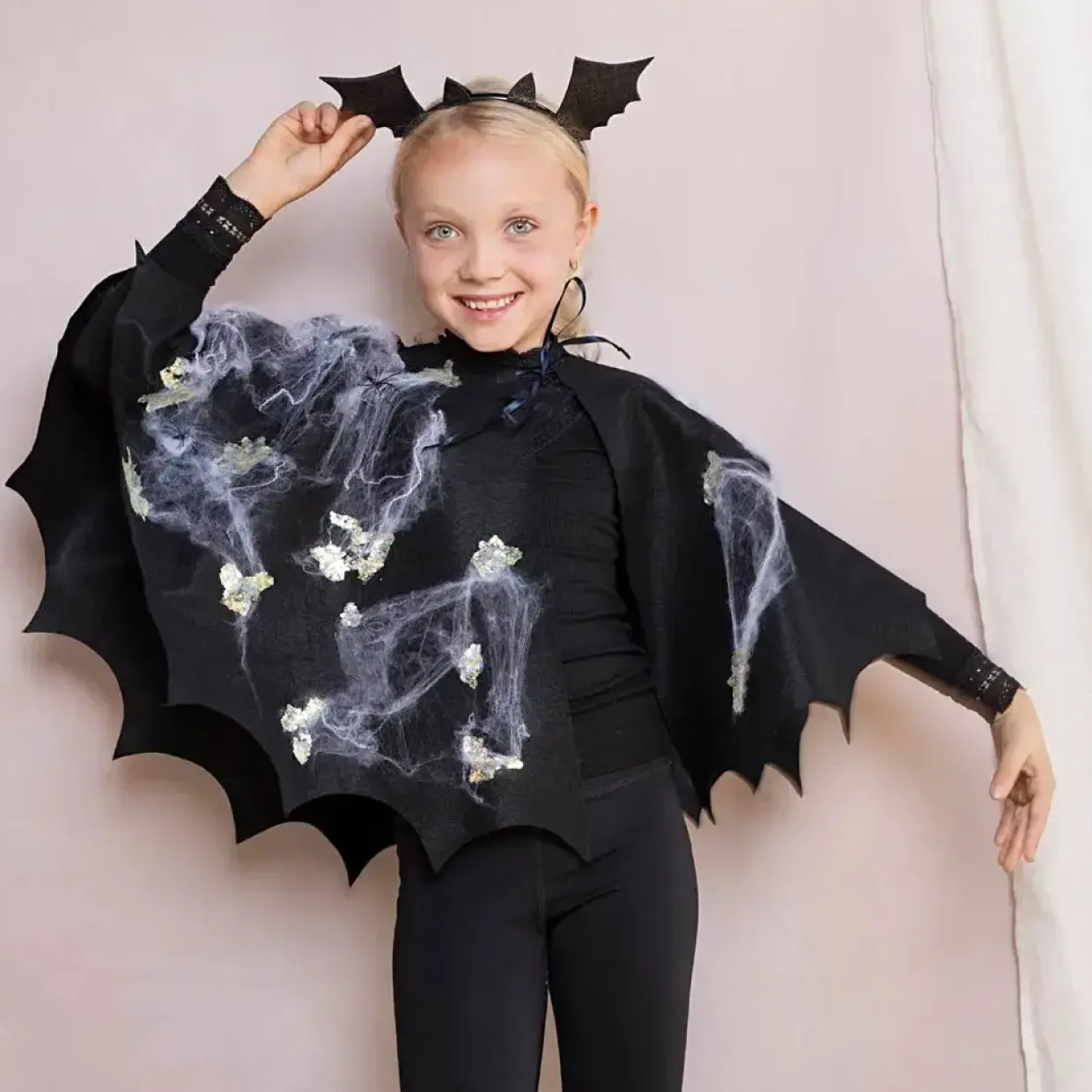 DIY Kit Spooky Udklædning, Flagermuskappe- og hårbøjle, sort, sort glitter, 1 pk.