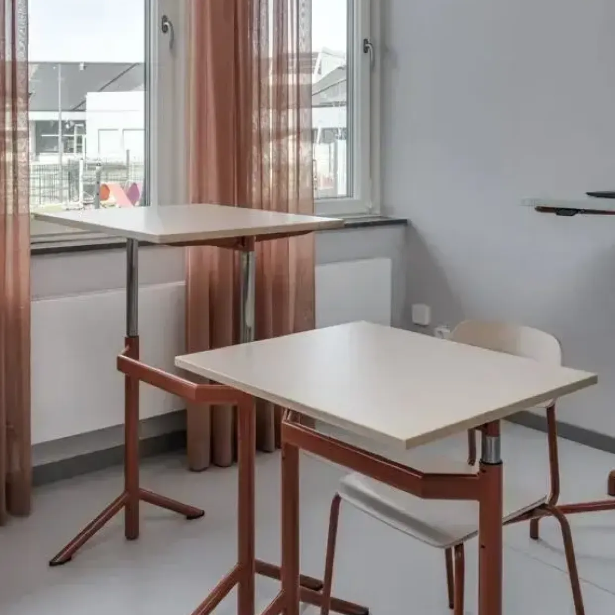 Elevbord Atlas 1132, 700x600mm, eg højtrykslaminat, hvidt stel