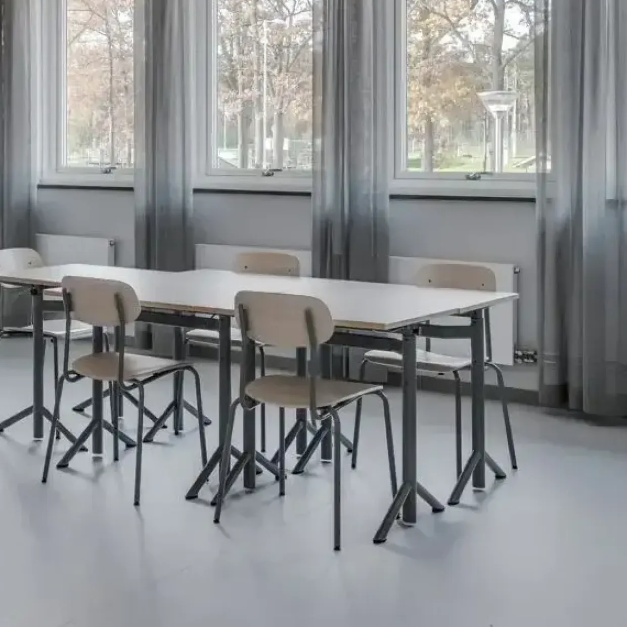 Elevbord Atlas 1132, 700x600mm, eg højtrykslaminat, hvidt stel