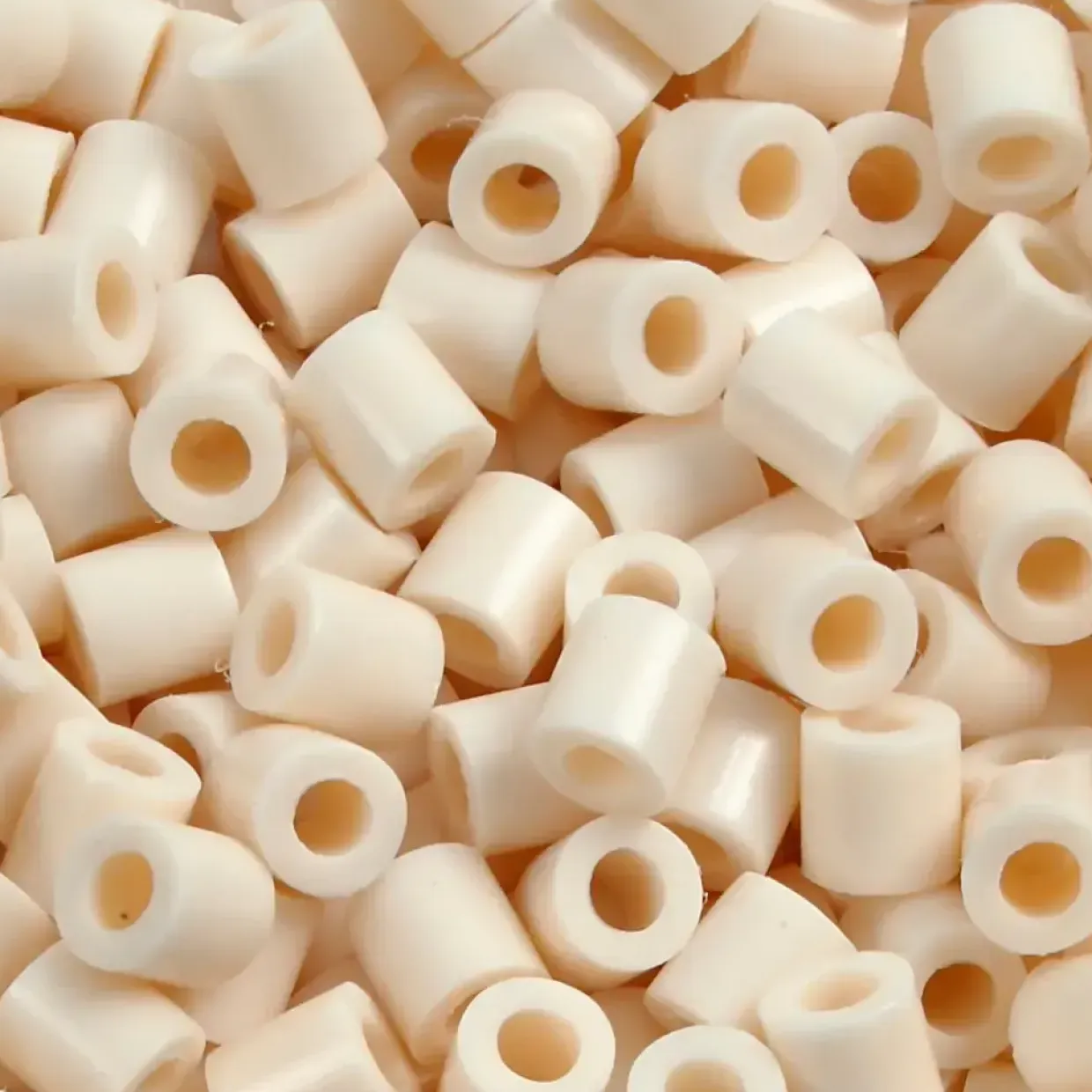 Fotoperler lys beige (12) størrelse 5 x 5 mm - hulstørrelse 2,5 mm - 1100 stk.