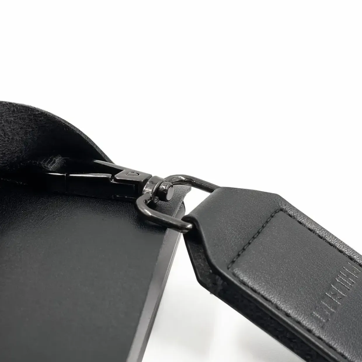 MacBook sleeve Philbert Ultra Slim incl strap 16'' M1 2021 sort