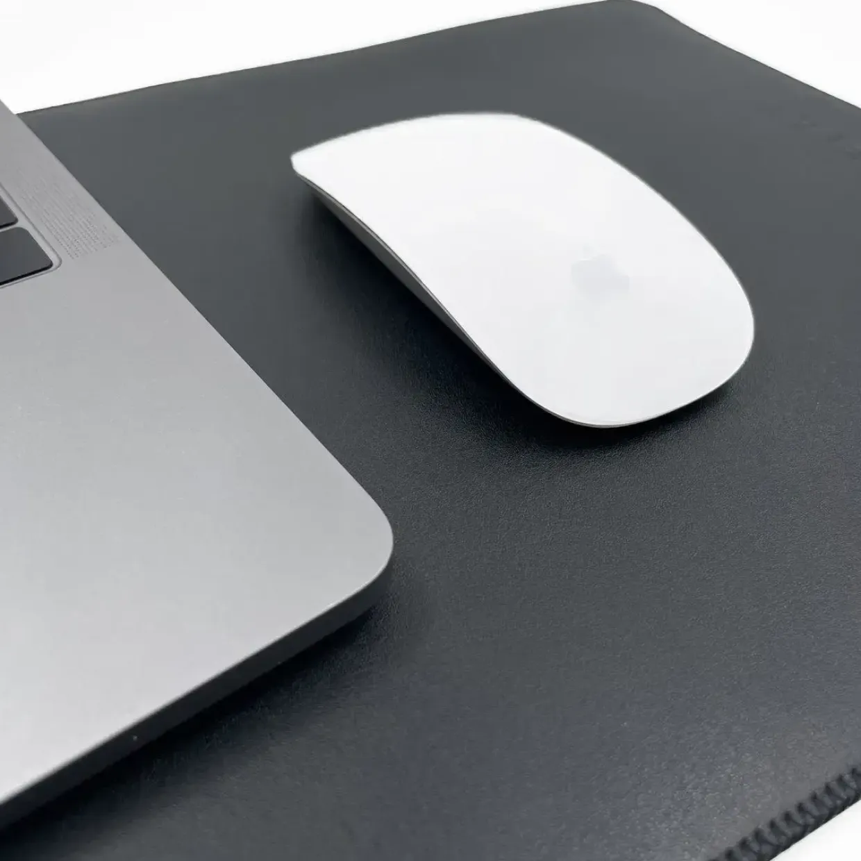 MacBook sleeve Philbert Ultra Slim incl strap 16'' M1 2021 sort