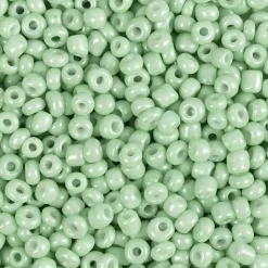 Rocaiperler diam. 3 mm, str. 8/0 hulstr. 0,6-1,0 mm lys grøn 25 g pr pakke