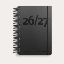 Studie Mini dagkalender 130 x 103mm sort genbrugskarton spiral 2026/2027 - 27802600